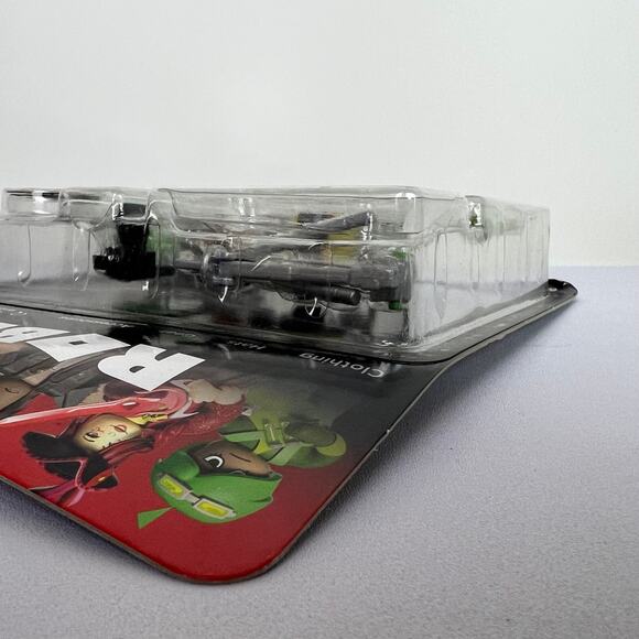 ROBLOX Avatar Shop Series Action Figure SOCIAL MEDUSA INFLUENCER Neon Hair Code - Picture 15 of 16